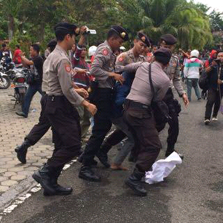 BBM, Barisan Mahasiswa Merdeka bentrok dengan aparat kepolisian saat berunjuk rasa ke Pemkab Pamekasan (Dok/MaduraExpose.com)