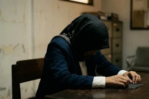 Ilustrasi mahasiswi korban kekerasan seksual oknum lora MMS di Pamekasan Madura. Ilustrasi seorang mahasiswi Pamekasan berinisial SU tertunduk dalam, wajah tak terlihat, saat dimintai keterangan di Polres Pamekasan terkait kasus kekerasan seksual oknum lora MMS.