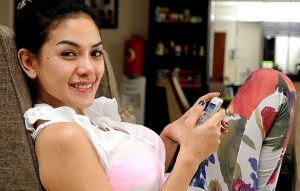 Dari Mana Uang untuk Bayar `Jasa` Nikita?