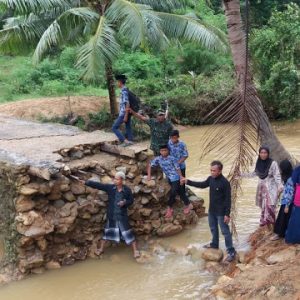 Jembatan Penghubung Desa Duko Ambruk, Aktivis: Telusuri Sumber Dananya!!