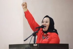 erma-susanti-pdip-jatim-sosialisasi-krisis Anggota DPRD Jatim Erma Susanti sedang memberikan sambutan dalam acara sosialisasi langkah antisipasi krisis global di Tulungagung.