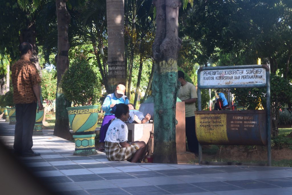 Tukang Sapu Perempuan Mendadak Pingsan di Taman Adipura Sumenep