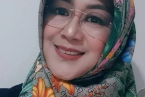 dokter-tifa-wajib-lapor-polda-sabtu Dokter Tifa mengenakan hijab sedang berjalan atau berada di depan gedung kepolisian sebagai ilustrasi wajib lapor.