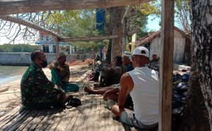 Babinsa Koramil Giligenting Komsos Soal Covid-19 Di Desa Binaan