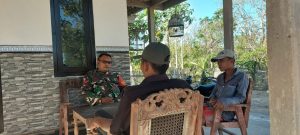 Babinsa Koramil Sapudi Komsos di Desa Binaan