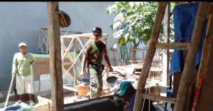Babinsa Koramil Raas Giat Komsos Sambil Bantu Rehab Rumah Warga Binaan