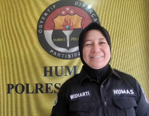 Kasi Humas Polres Sumenep AKP Widiarti memberikan keterangan kasus penipuan guru
