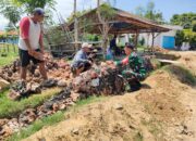 Wujud Kepedulian, TNI Bantu Warga Membuat Pondasi Pagar Bangunan di Lahan Pak Yusuf