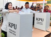 Didampingi Istri, Bupati Fauzi Nyoblos Di TPS 01 Penuh Senyuman