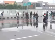 Demo Tunjangan DPR Ricuh, Polisi Bubarkan Massa di Gerbang Senayan