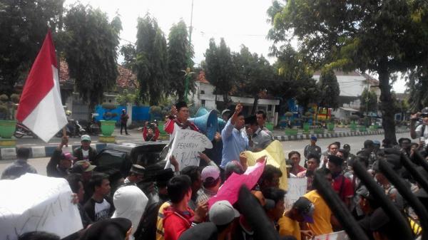 Inilah potret Eko Wahyudi saat menjalankan perannya sebagai Koordinator Lapangan (Korlap) aksi unjuk rasa di Sumenep. Dengan lantang, ia menyuarakan penolakan keras terhadap eksplorasi migas di perairan Gili Raja, menggalang dukungan puluhan warga yang merasa dirugikan oleh kebijakan tersebut. Sebuah era sebelum ia bergeser ke lingkar kekuasaan.Ist.