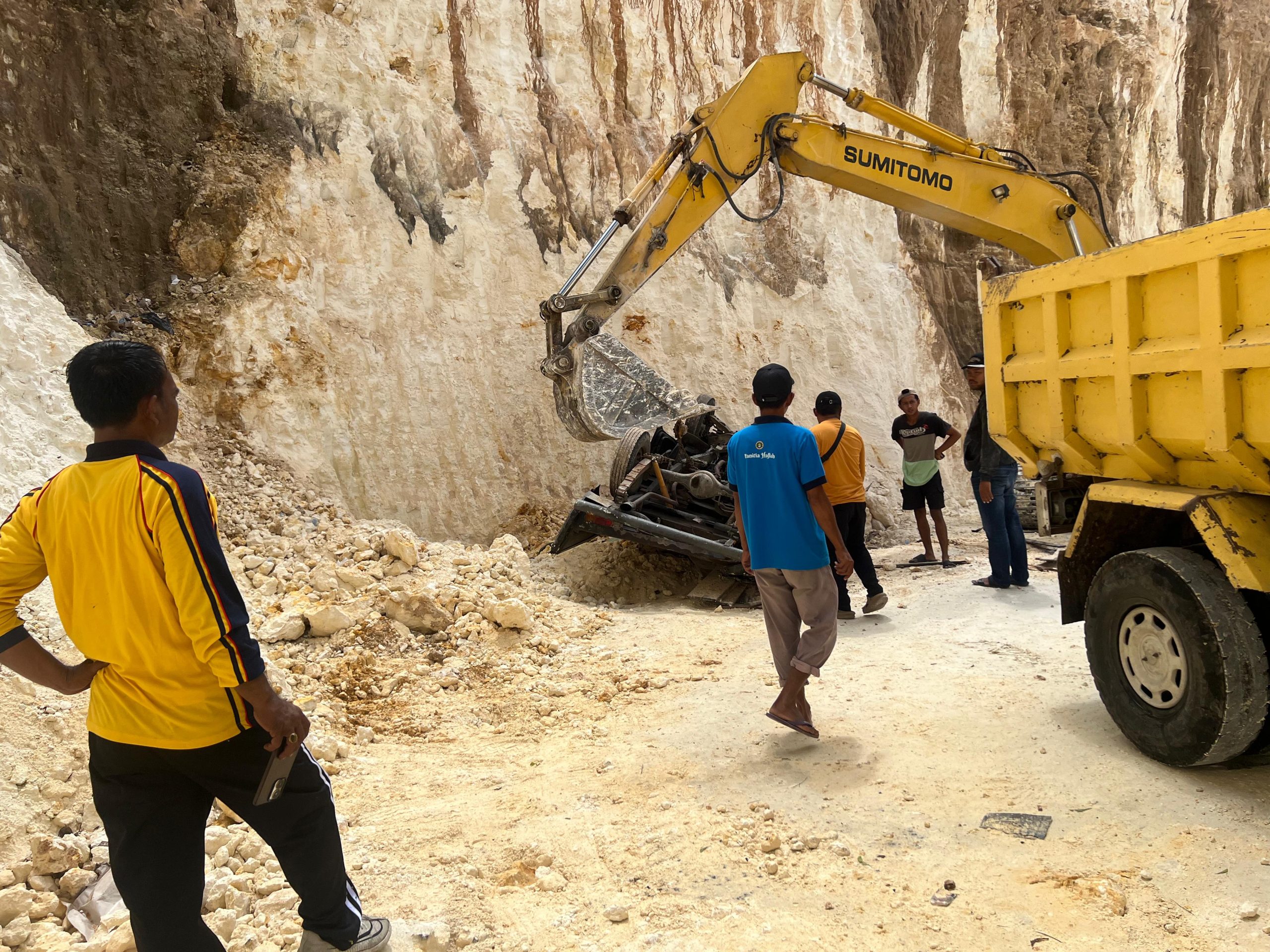 IMG-20260213-WA0039 Evakuasi mobil pick up hitam masuk jurang di Rombasan Pragaan Sumenep