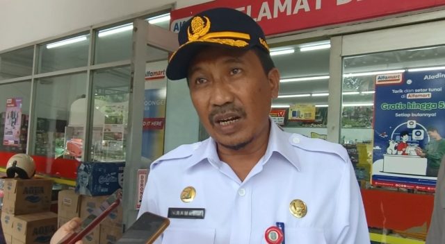 Aktivitas bongkar muat sembako di pelabuhan Sumenep untuk didistribusikan ke wilayah kepulauan.