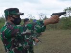 Prajurit Kodim 0827 Sumenep latihan menembak senjata SS1 jarak 100 meter.