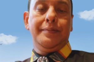 Sosok Advokat Senior Azam Khan dalam balutan busana muslim yang rapi, mencerminkan ketenangan spiritual dan ketegasan integritas moral dalam profesi hukum di bulan Ramadhan.