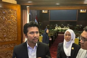 Wagub Emil Dardak dan Kepala OJK Jatim Yunita Linda Sari dalam kegiatan KOLAK bahas waspada penipuan keuangan digital.