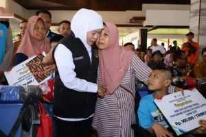 Potret Gubernur Jatim Khofifah Indar Parawansa berpelukan dengan warga saat penyaluran Bansos Rp8,7 Miliar di Nganjuk.