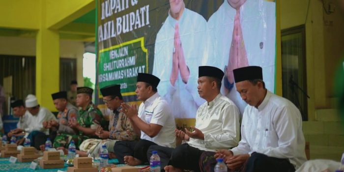 inovasi-camat-palengaan-pamekasan-rtlh-tanpa-apbd Bupati Pamekasan Kholilurrahman memberikan sambutan dalam Safari Ramadan di Kecamatan Palengaan, membahas inovasi pembangunan rumah warga.