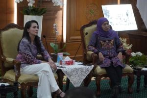 khofifah-sherly-tjoanda-jatim-maluku-utara Gubernur Khofifah Indar Parawansa dan Sherly Tjoanda membahas kerja sama Tol Laut.