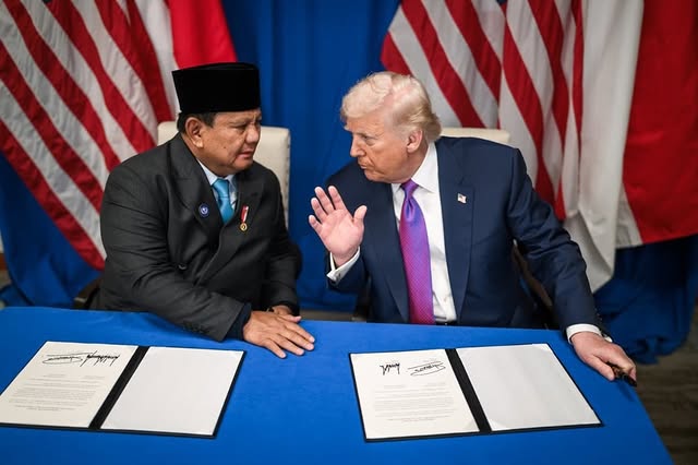Presiden Prabowo Subianto dan Presiden AS Donald Trump menandatangani perjanjian perdagangan di Washington D.C.