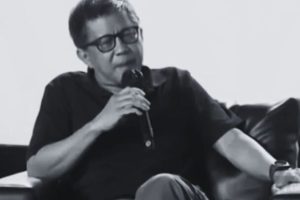 Potret Rocky Gerung saat memberikan analisis kritis mengenai kegagalan diplomasi Indonesia di Timur Tengah.