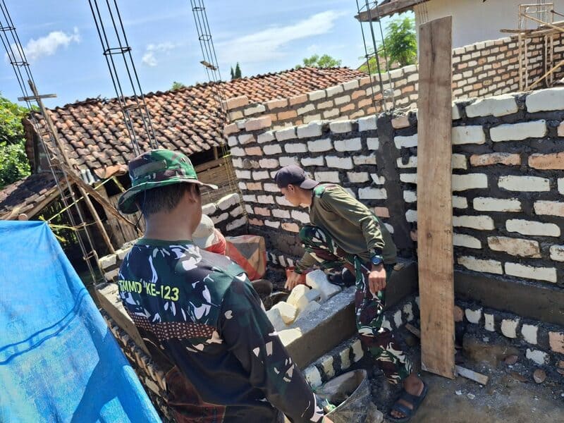 satgas-tmmd-127-sumenep-pemasangan-dinding-rtlh Personel Satgas TMMD 127 Kodim 0827/Sumenep bekerja sama dengan warga memasang dinding bata pembangunan RTLH di Desa Mandala.