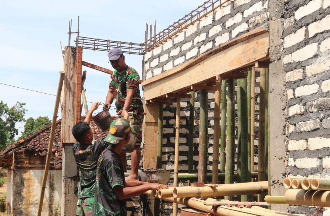 Letkol Inf Citra Persada meninjau progres pembangunan MWK Masjid Baiturrahman dalam program TMMD 127 Sumenep.