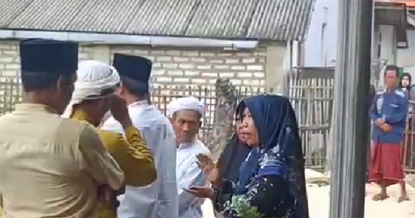 Tangkapan layar video viral seorang warga menagih utang di rumah duka di Desa Ragung, Sampang, Madura.
