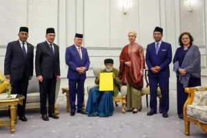 wafat-profesor-diraja-naquib-al-attas-bersama-raja-malaysia Potret Profesor Diraja Tan Sri Dr. Syed Muhammad Naquib Al-Attas bersama Yang di-Pertuan Agong Sultan Ibrahim dan PM Anwar Ibrahim di Istana Negara Malaysia.